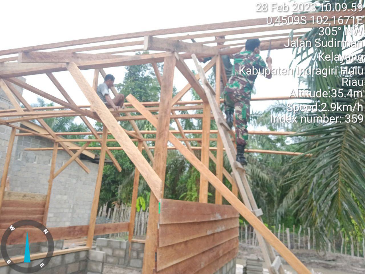 Babinsa Kopda Iif Ariyadi Bantu Malik Yang Sedang Membuat Rumah di Desa Bongkal Malang