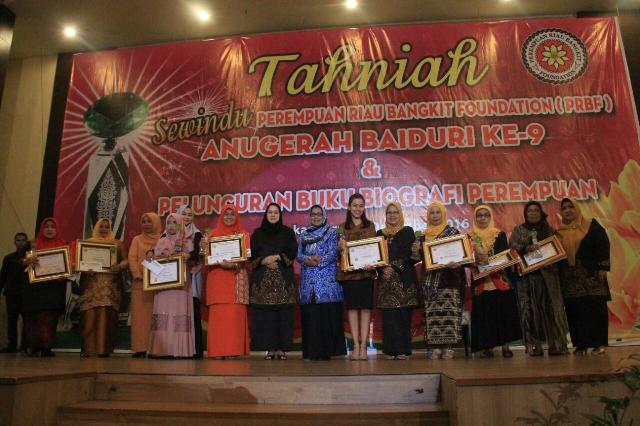 Zulaikhah Wardan Hadiri Acara Anugerah Baiduri ke 9 di Pekanbaru