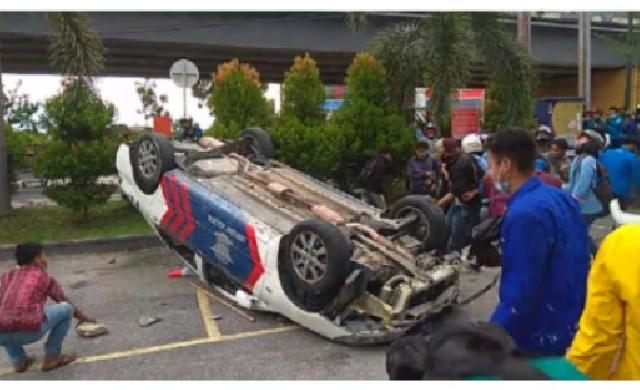 Satu Mobil Polisi Jadi Sasaran Amukan Massa di Pekanbaru