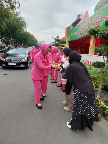 Ketua Bhayangkari Daerah Riau Ny. Nindi Iqbal Kunjungi Pos Pam STC Serta Serahkan Bingkisan