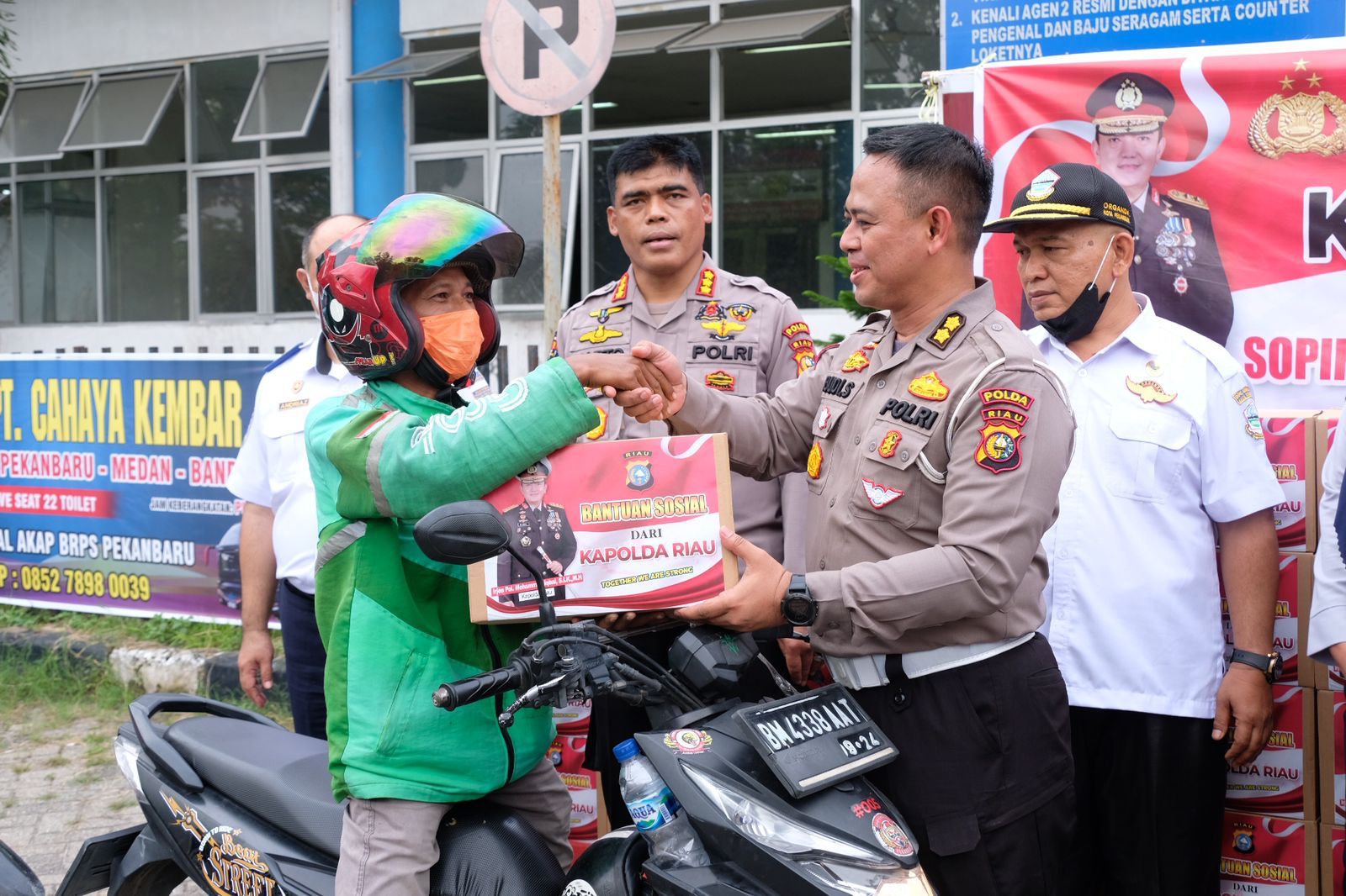Polda Riau dan Jajaran Bagikan 5 Ribu Paket Sembako, Driver Ojol : Terimakasih Pak Kapolda Pedulikan Kami