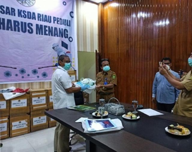 BKSDA Riau Beri Bantuan APD ke RSUD Arifin Achmad