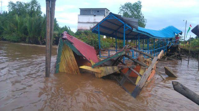Diduga Dihantam Tagboat, Dermaga Kantor Camat Pelangiran Inhil Ambruk