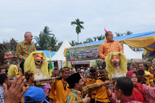 Buka PEDA KTNA Inhu, Gubernur Riau di Sambut Dengan Naik Sesingaan Depok