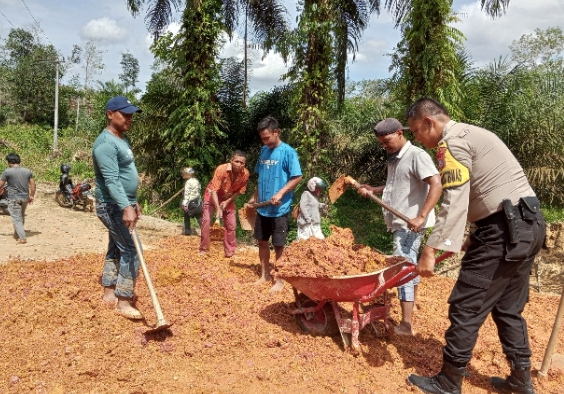 Babinkamtibmas  Rizki Bahayu Bersama Masyarakat Desa Bukit Petaling Gotong Royong Perbaikan Jalan