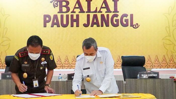 Teken MoU Dengan Kejati Riau, Ini Harapan Gubernur Riau