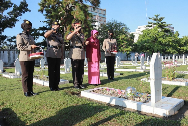 Sempena Hari Bhayangkara Ke 76, Kapolda Riau Pimpin Ziarah Ke Taman Makam Pahlawan Pekanbaru