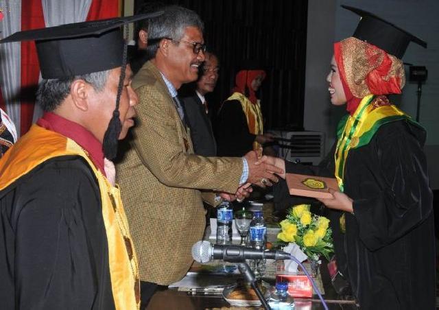 Wisuda Perdana, Alumni UNIKS Diminta Jaga Nama Baik Almamater