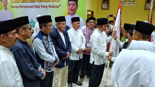 Wabup Lepas Jema'ah Calon Haji Meranti Dari Embarkasi Antara Riau Menuju Madinah