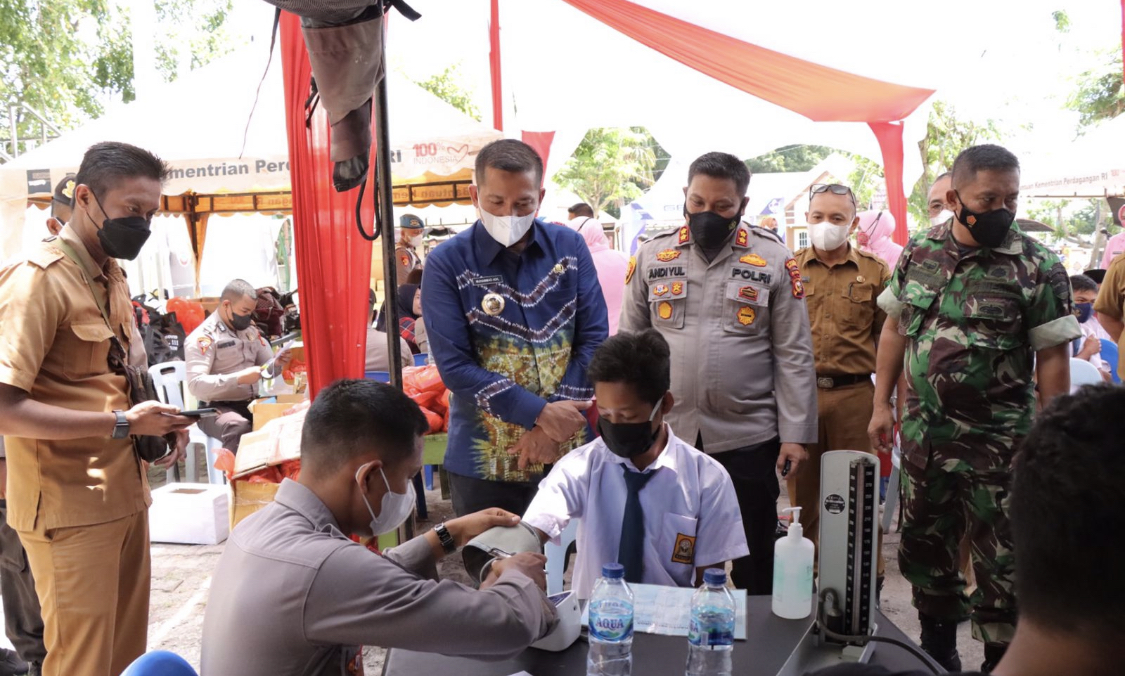 Warga Antusias Ikut Vaksin Massal Serentak Berhadiah di Taman Cikpuan
