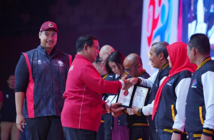 Diserahkan Menhan Prabowo, Gubri Syamsuar Terima Penghargaan Olahraga