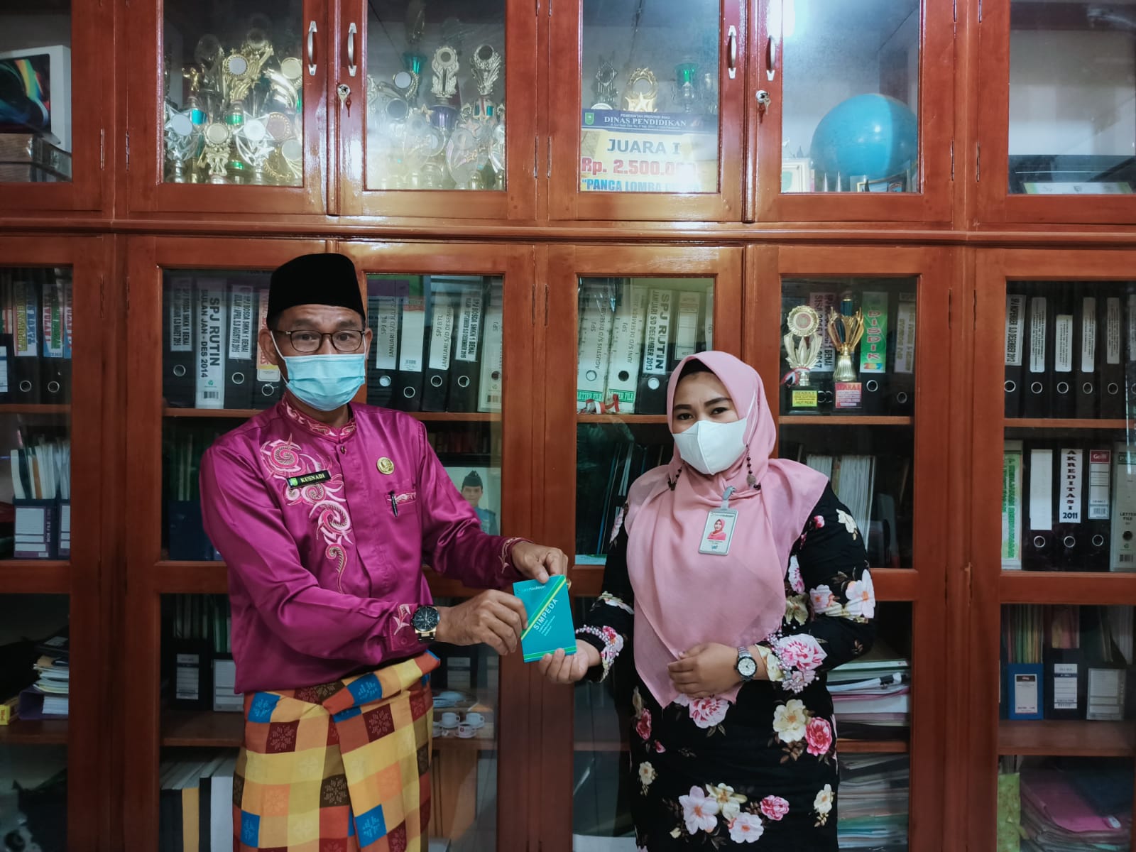 SMK Negeri 1 Benai Terima Penghargaan Dari Bank Riau Kepri Cabang Teluk Kuantan, Sebagai Sekolah Terbaik Pada Program Menabung Bagi Siswa