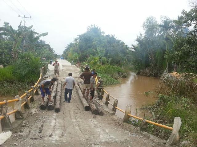 Jembatan Ambruk, Masyarakat dan Koramil 07/Reteh Melaksanakan Gotong Royong