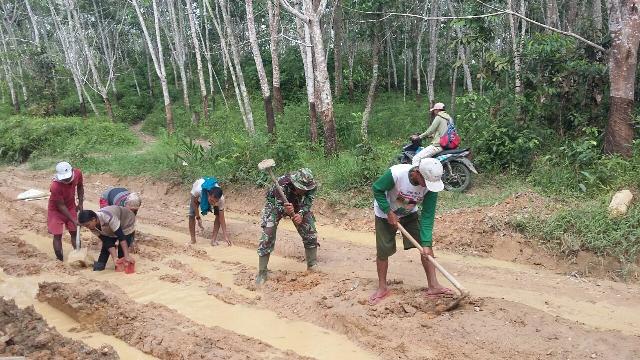 Serda Pirman Bantu Warga Desa Sikakak, Penimbunan dan Perbaikan Jalan Desa
