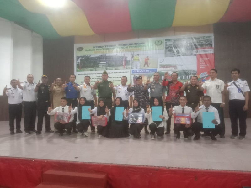Buka Peluang Kerja Masyarakat di Riau, 215 Orang Dilatih dan Diberikan Sertifikat Effendi Sianiapar: Semoga Bermanfaat
