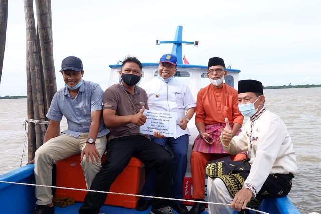 Tingkatkan Hasil Tangkap Nelayan, Bupati Irwan Serahkan Bantuan 4 Unit Kapal Tangkap Beserta Alat