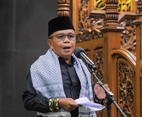 Plt Bupati Asmar Sholat Tarawih Perdana di Masjid Agung Darul Ulum Selatpanjang