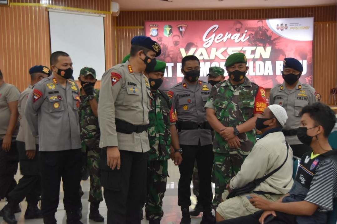 Bersinergi Dengan TNI, Brimob Polda Riau Gelar Vaksinasi Massal