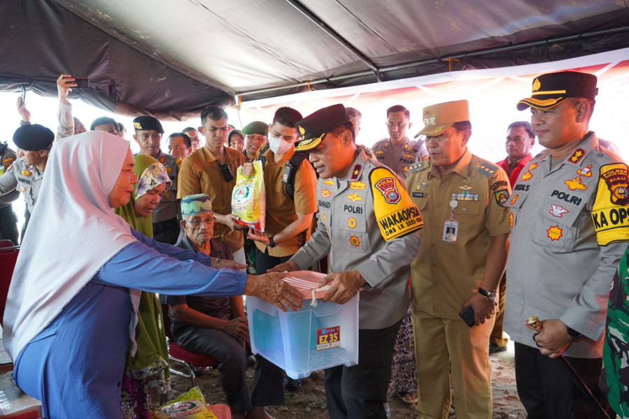 Wakapolda Riau Berikan Bantuan Warga Terdampak Banjir di Rohul