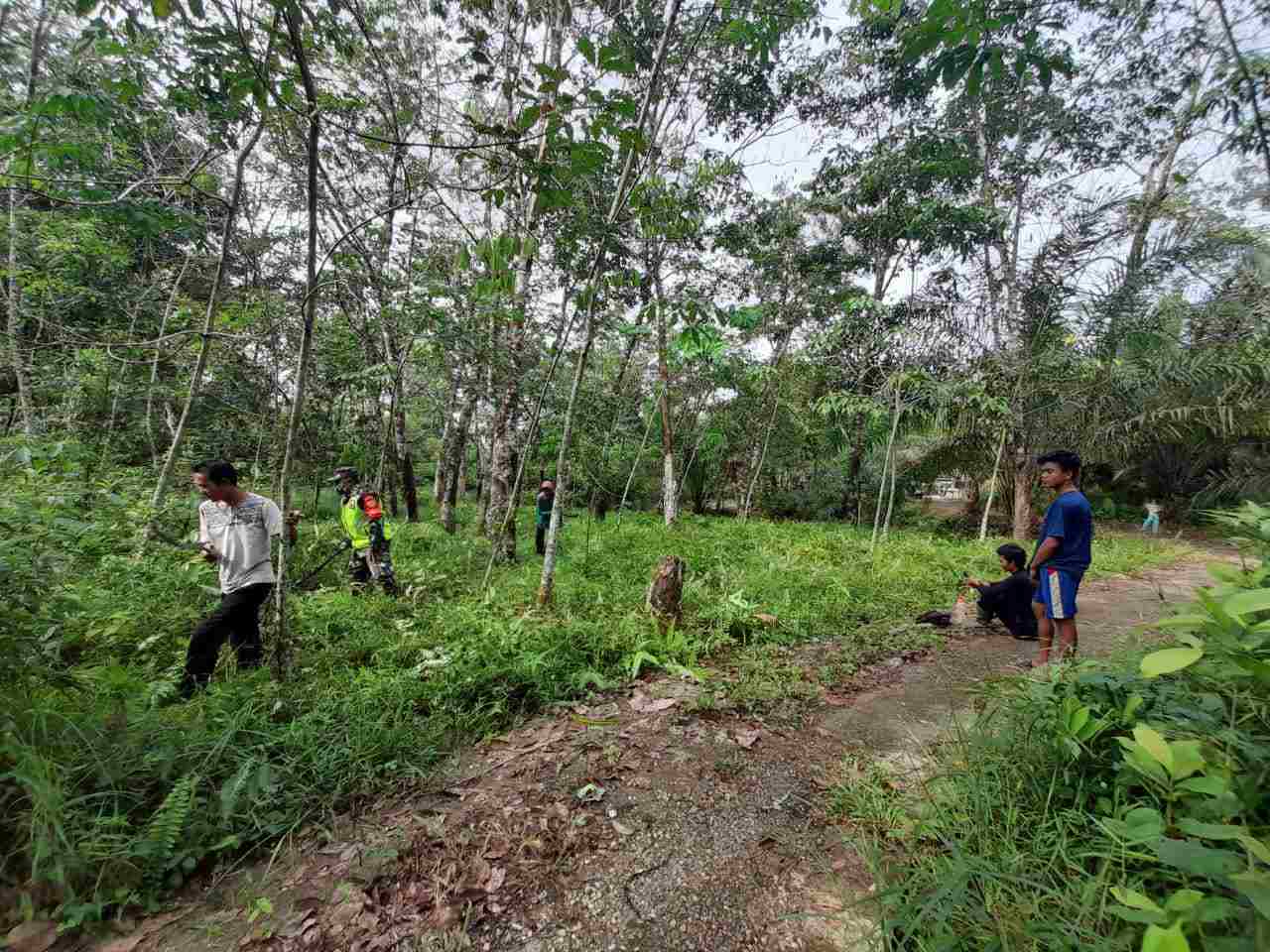 Babinsa Koramil 05/Prp Goro Kegiatan Membersihkan Badan Jalan Desa Baturijal Hulu