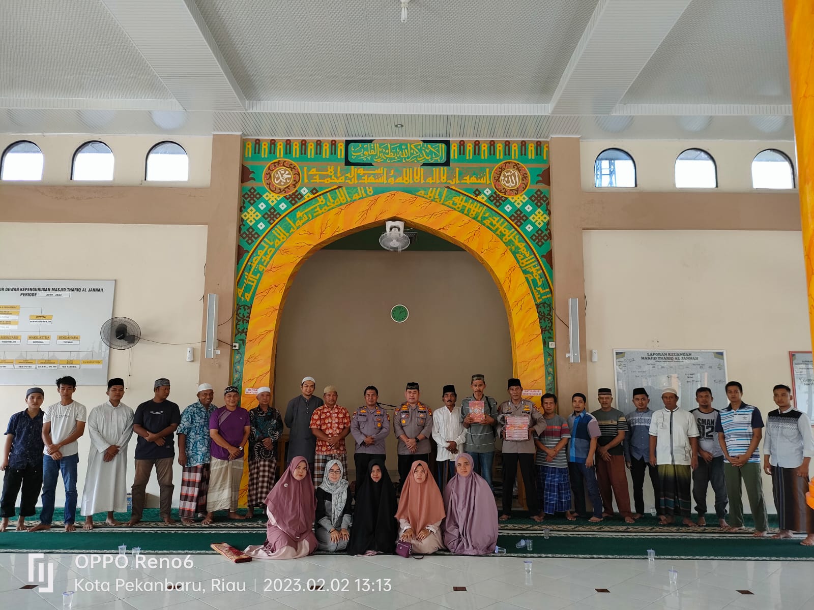 Dirbinmas Polda Riau Serahkan Sarana Kontak Berupa Kitab Suci, Kepada Masjid Tariq Al Jannah Perumahan Damai Asri Tuah Madani