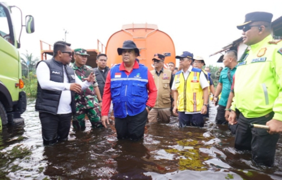 Gubri Edy Nasution Datangi Lokasi Banjir di Jalintim Pelalawan