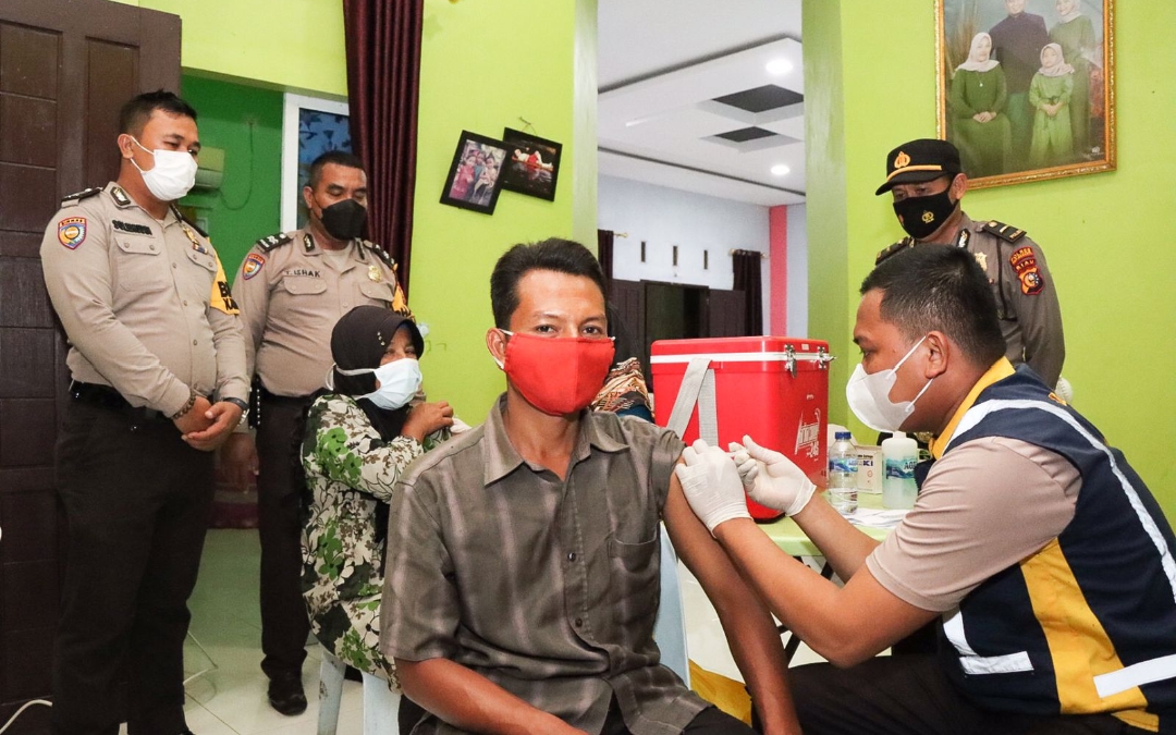 Polsek Tebingtinggi Gelar Vaksinasi Covid-19 Malam Hari di Desa Alahair Timur