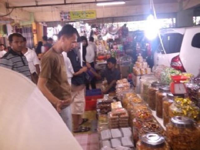 Lebaran Makin Dekat, Pedagang Kue Kering Pasar Bawah Pekanbaru Mulai Tambah Stok Dagangan