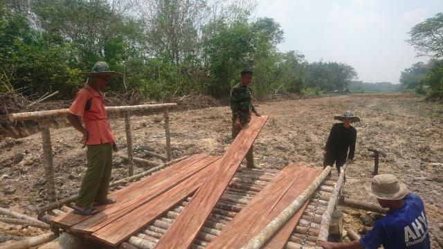 Satgas TMMD 104, Buat Jembatan di Desa Tebarau Panjang Kecematan Gunung Toar