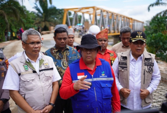 Gubernur Edy Natar Tinjau Pengerjaan Jembatan Surau Munai Rohul