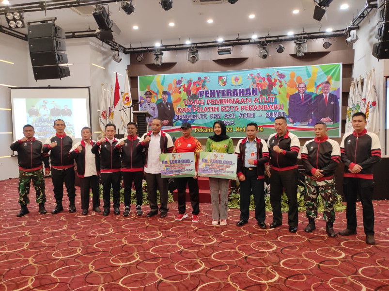 Kapolresta Pekanbaru di Wakili Kasat Binmas, Serahkan Uang Pembinaan Kepada Atlit dan Pelatih Kota Pekanbaru