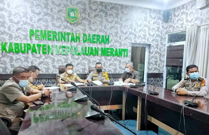 Wabup Asmar mengikuti Vidcon Penanganan Covid-19 Bersama Gubernur Riau Diruang Rapat Melati