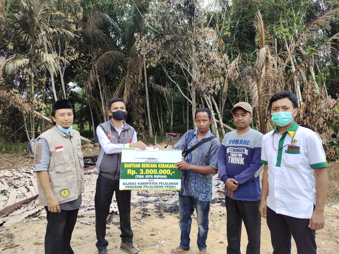 Baznas Pelalawan Salurkan Bantuan Kepada Korban Bencana Kebakaran di Desa Mak Teduh