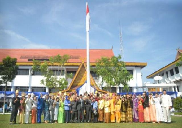 Para Peserta Upacara Menggunakan Pakaian Adat Setiap Provinsi di Indonesia