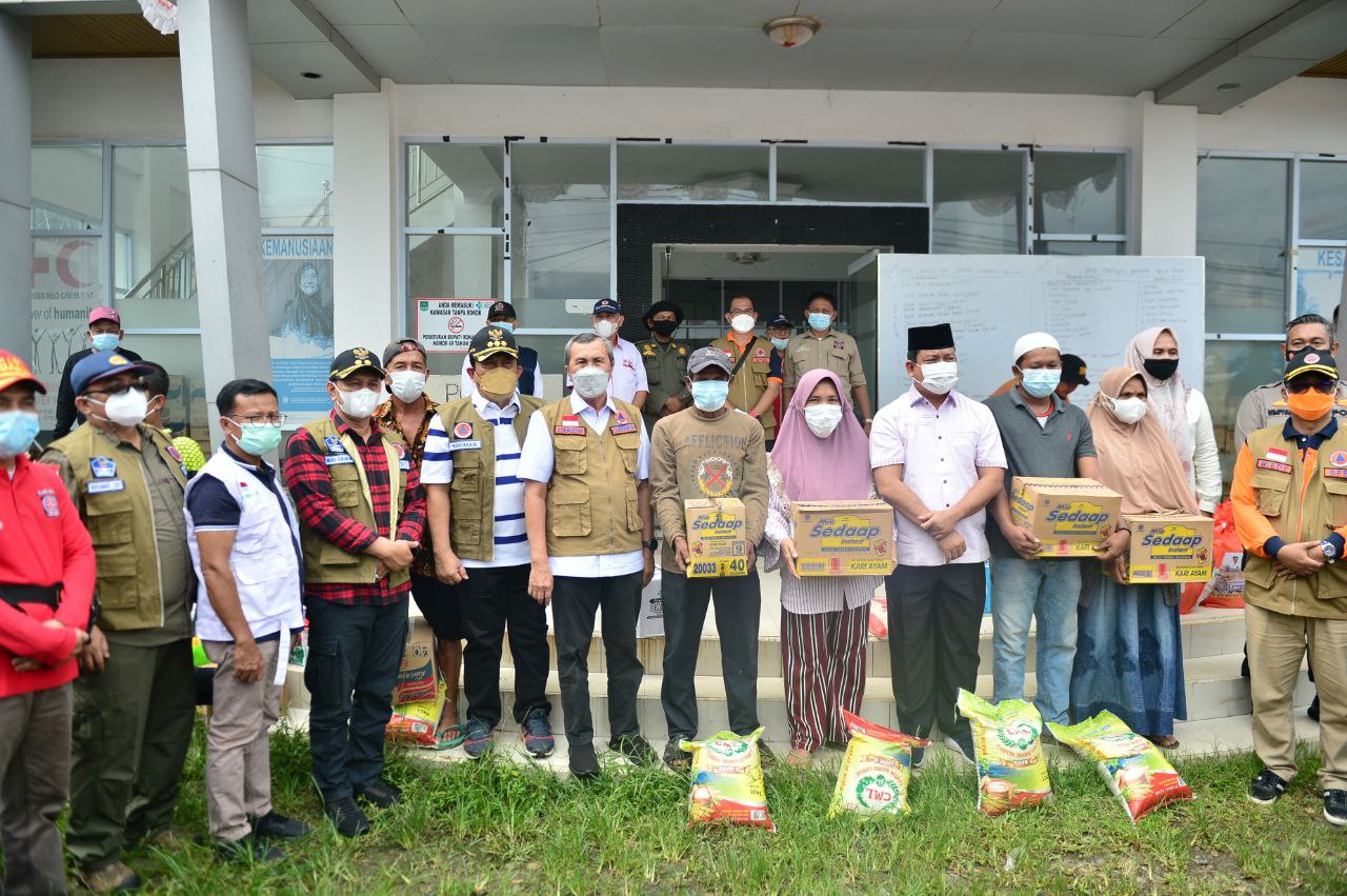 Gubernur Riau Salurkan 12 Ton Beras untuk Warga Terdampak Banjir di Rohul