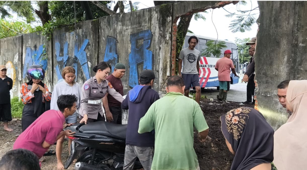 Ditlantas Polda Riau Jebol Pagar Tembok Pembatas