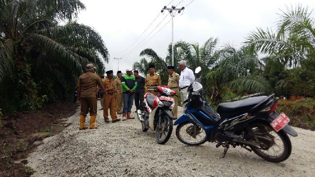 Bupati Inhil Kecewa Progres Pembangunan Jalan Batang Tuaka - Teluk Pinang Rendah