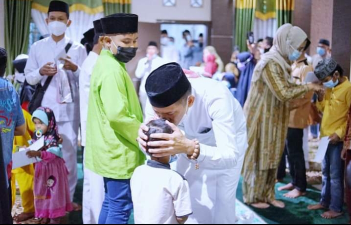 Bupati H.M Adil Berbagi Kebahagiaan Dengan Puluhan Anak Yatim dan Serahkan Bantuan CSR Bank Riau-Kepri Kepada Masjid dan Mushola