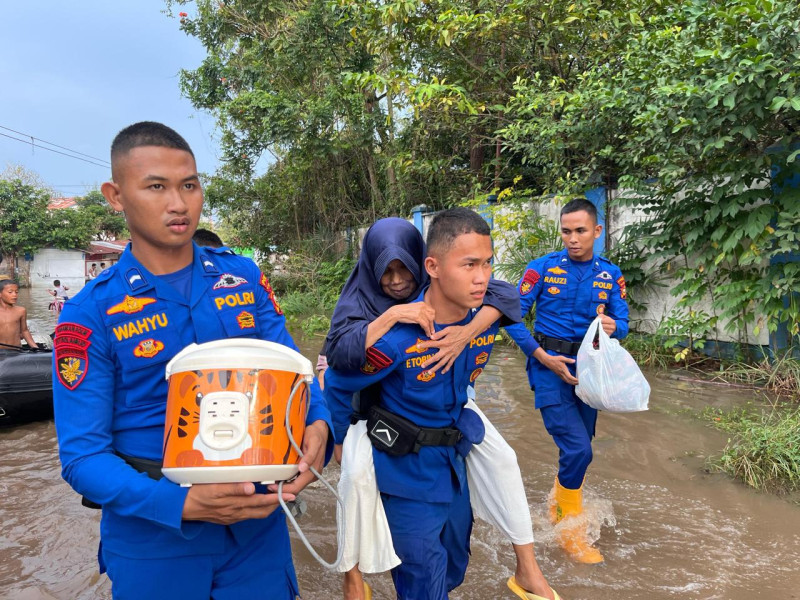 Tim Sar Ditpolairud Polda Riau, Evakuasi Warga Terdampak Banjir di Kelurahan Meranti Pandak