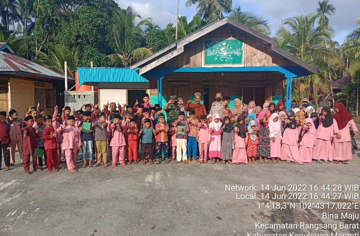 Berbakti Secara Sukarela di Pulau Terluar, Bhabinkamtibmas Ini Ikut Ajarkan Siswa Madrasah Bahasa Indonesia dan Inggris