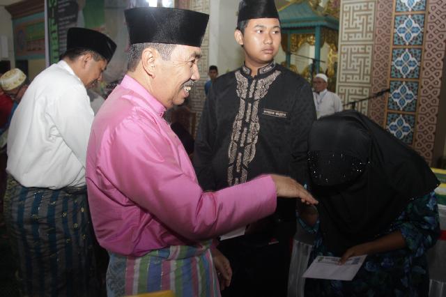 Bupati Syamsuar Menyerahkan Zakatnya Kepada Ketua BAZNAS Kabupaten Siak