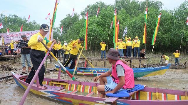 Bupati Inhil Buka Festival Sampan Leper Dan Pacu Sampan Dayung Pelepah Kelapa