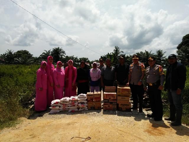 Di Rantau Kopar, Kapolres Rohil Serahkan Bantuan ke Korban Banjir