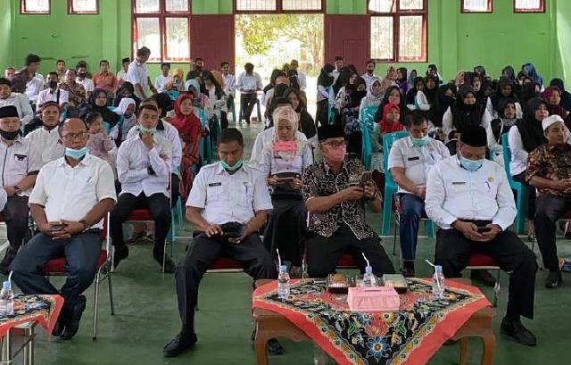Ketua DPRD Pelalawan Serahkan SK Honorer di Pangkalan Lesung