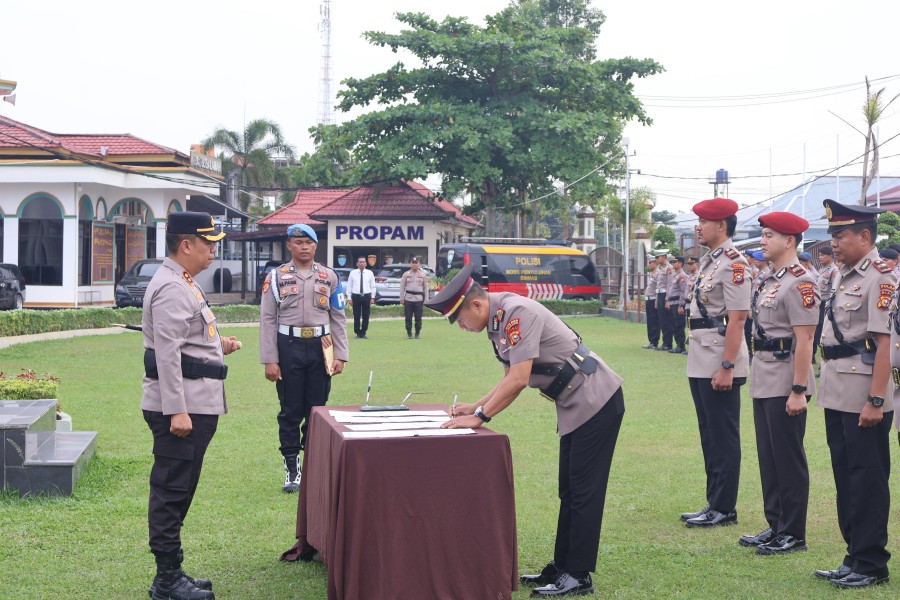 Kapolres Pelalawan AKBP John Louis Letedara, Pimpin Serah Terima Jabatan di Polres Pelalawan