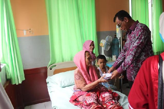 Hut Rohil ke-16, Pasien RSUD Dr Protomo Dapat Pembagian Uang Dan Kain Sarung.