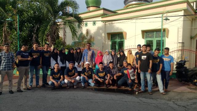 Pemuda dan Remaja Masjid Al-Muhtadin Rintis Bagi-bagi Takjil Gratis