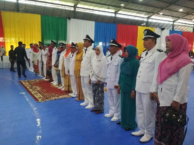 Bupati Meranti Drs. Irwan Nasir Melantik 20 orang Kepala Desa Terpilih