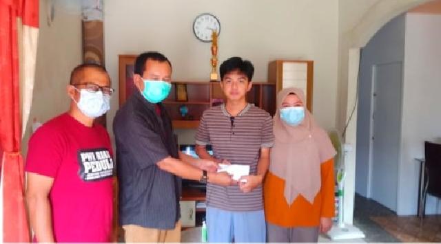 ForKI Riau Serahkan Santunan kepada Keluarga Almarhum Moralis