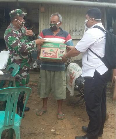 Horeee, Warga Lansia Dapat Bantuan Sembako dari Kodim 0302/Inhu Diserahkan oleh Danramil 04/PP.
